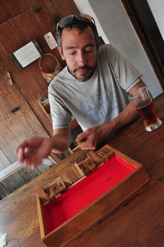 Jogando dados e saboreando uma cerveja em taverna histórica de St Augustine, na Flórida - EUA